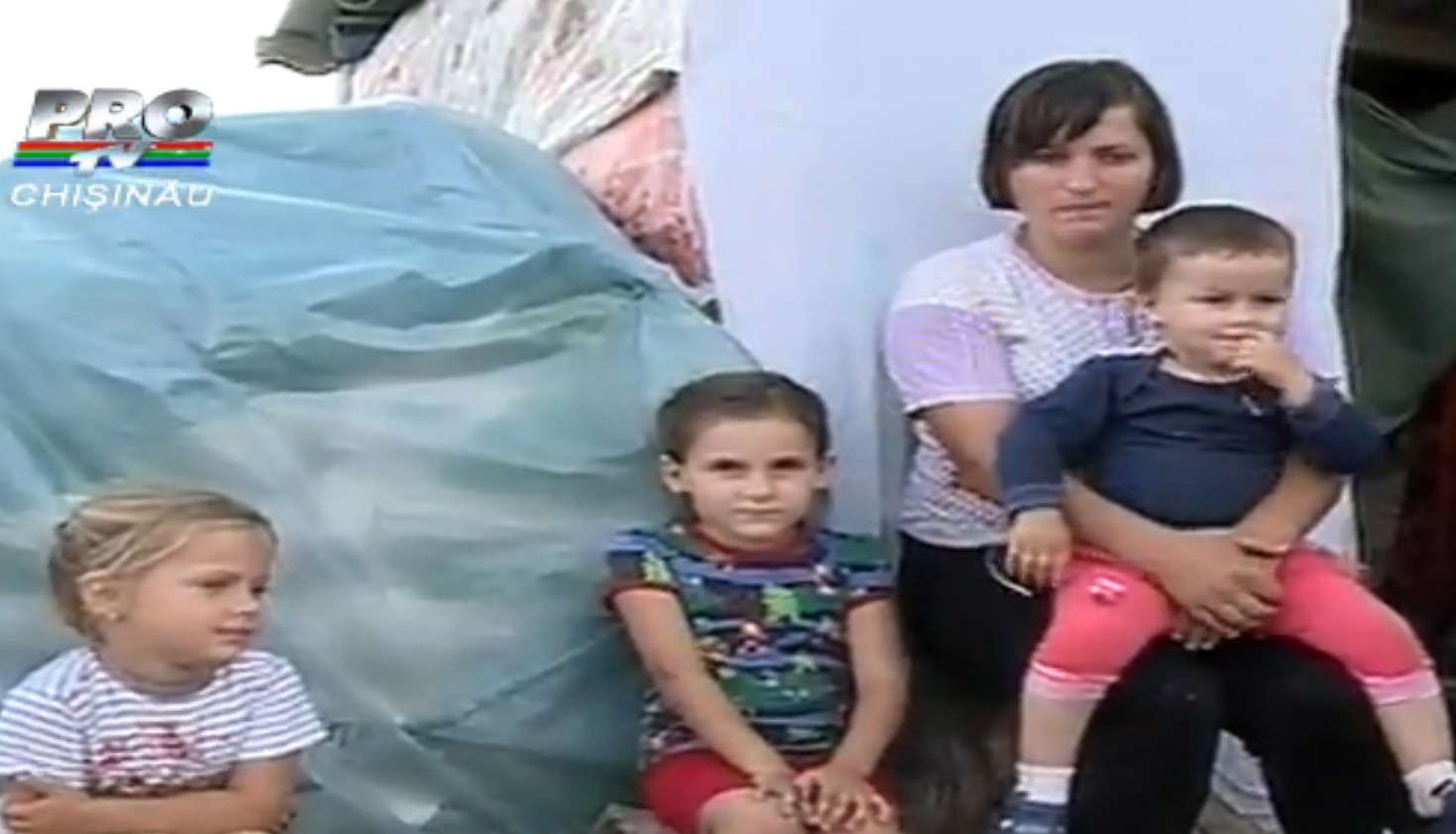 Viata traita la limita extrema. O familie cu 3 copii locuieste in caroseria unei masini. VIDEO