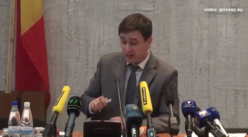 "Am vrut si eu sa fiu romantic". Un deputat din Moldova le-a povestit cu lacrimi in ochi jurnalistilor problemele din cuplu