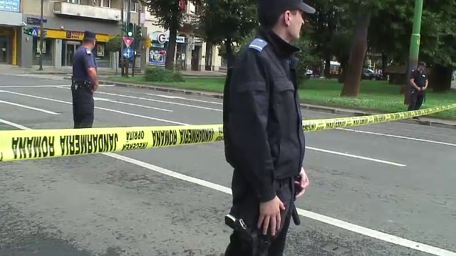 Valiza suspecta, lasata in fata unei banci din Arad. Echipele speciale au interzis circulatia in zona