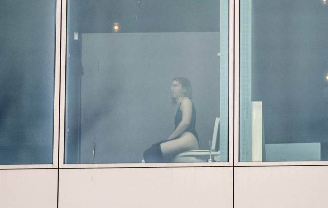 Oaspeti expusi intr-unul dintre cele mai intime momente. Problema jenanta de design a unui hotel din Berlin