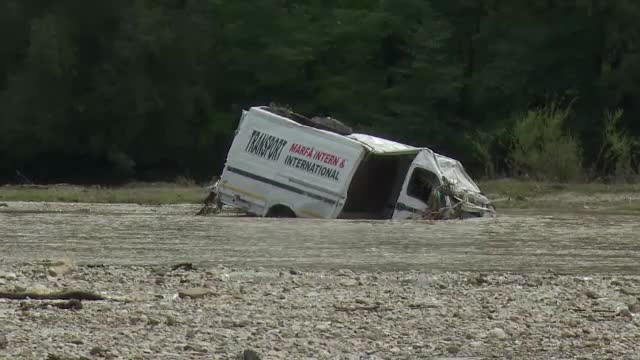 Peisaj apocaliptic in comunele din Arges. Inundatiile au deraiat un tren, iar 4 calatori au ajuns la spital. VIDEO