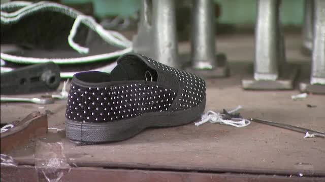Mii de geamantane cu pantofi, confiscate de la chinezi. Cum ajungea plasticul de la cabluri electrice in incaltaminte
