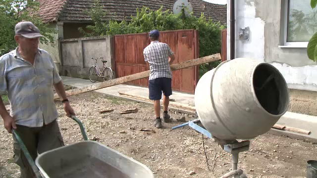 Primarul care a sarit peste intermediari. Intr-o comuna din Timis, oamenii isi repara singuri trotuarul cu bani de la stat