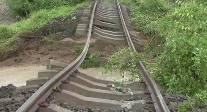 Patru persoane au ajuns la spital dupa ce un tren a deraiat in Arges. Cum arata calea ferata macinata de viitura