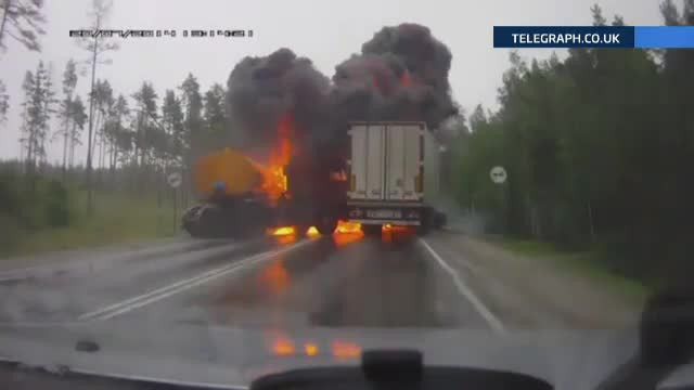 Impact urmat de o explozie puternica, intre un TIR si un camion, in Rusia. TIR-ul transporta carburant