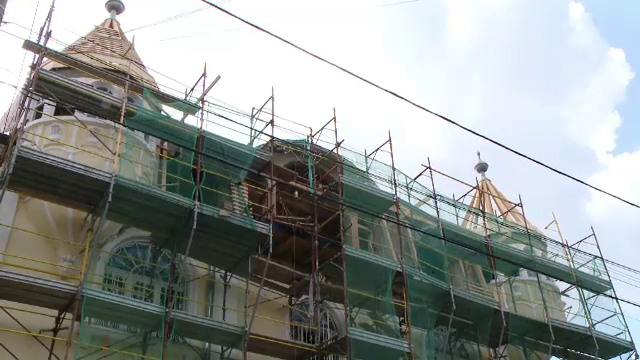 Scandal pe turnulete. Un rom din Timisoara a fost amendat de autoritati pentru ca si-a ridicat doua turnuri la palat