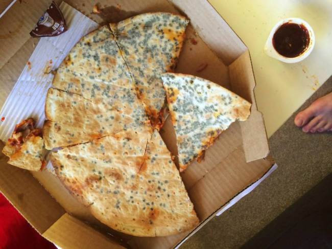 Un barbat din Marea Britanie a avut parte de o surpriza neplacuta cand a deschis o cutie de pizza de la un celebru lant