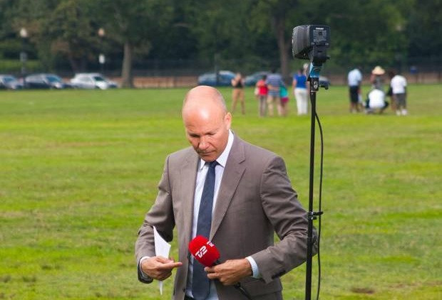 Transmisia in direct de la Casa Alba care a devenit viral pe internet. Cum a fost fotografiat un corespondent din Danemarca