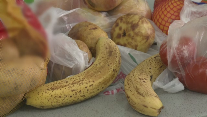 Alimente stricate, ascunse printre cele proaspete. La ce trebuie sa fii atent cand cumperi fructe si legume pe caldura