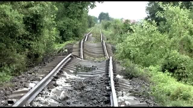 Sina de tren "in valuri", imaginea dezastrului din Arges. Un sofer si-a abandonat masina si a fugit in varful unui copac