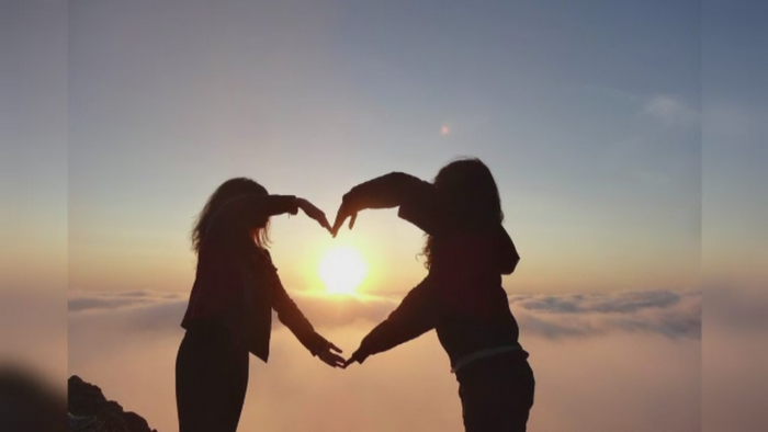 Parintii din Romania platesc mii de lire pentru a-si trimite copii in tabara in strainatate. Cat costa cele de la noi