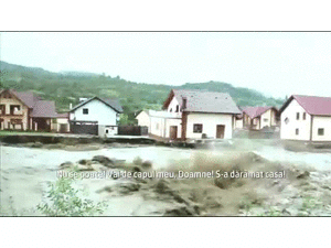 Momentul in care 2 vile sunt luate cu totul de ape in Valcea. Paul Angelescu transmite dintr-o zona unde apa a atins 6 metri