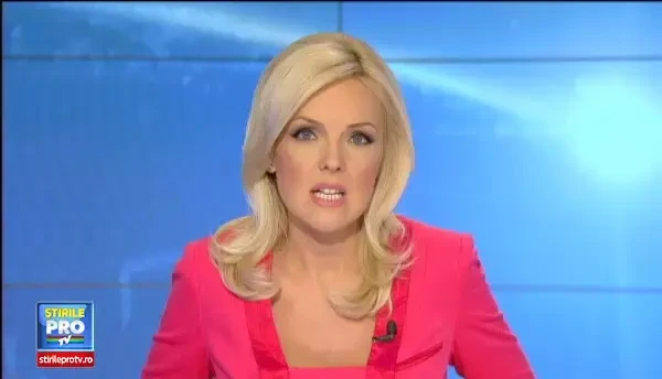 Sina de tren in valuri, imaginea dezastrului din Arges. Un sofer si-a abandonat masina si a fugit in varful unui copac