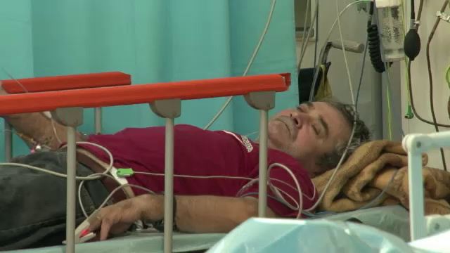 Barbatul din Suceava, suspectat ca a ucis trei surori, este in greva foamei de trei saptamani. A lesinat in sala de judecata