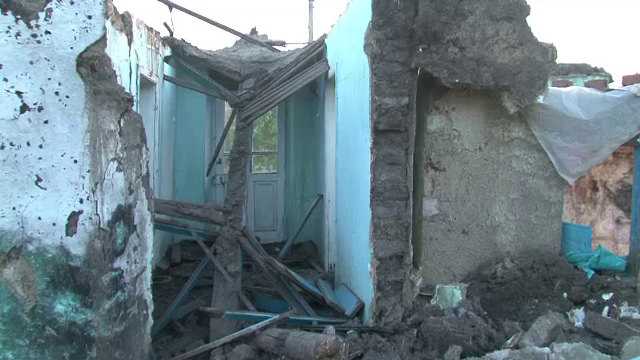 O femeie din Vaslui a murit dupa ce un zid s-a prabusit peste ea. Sotul ei a gasit-o cand a auzit mobilul sunand de sub ruine