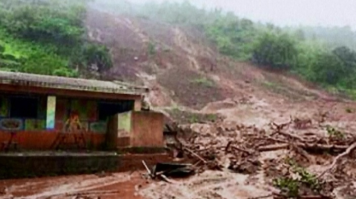 O uriasa alunecare de teren a inghitit 44 de case, in vestul Indiei. Cel putin 19 oameni si-au pierdut viata