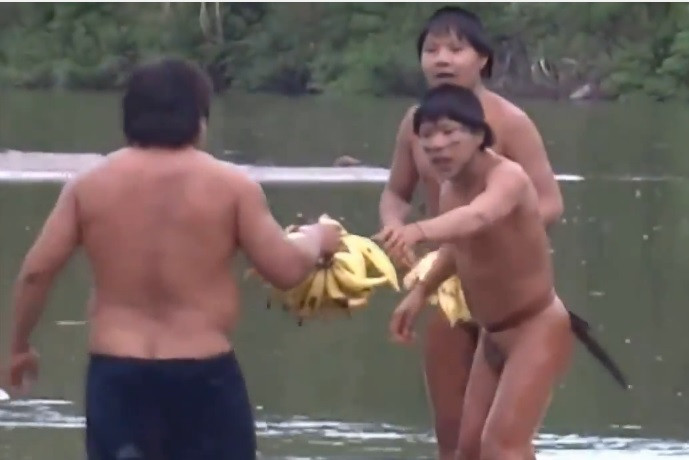 Un alt grup de indieni din Amazon intra in contact cu lumea exterioara