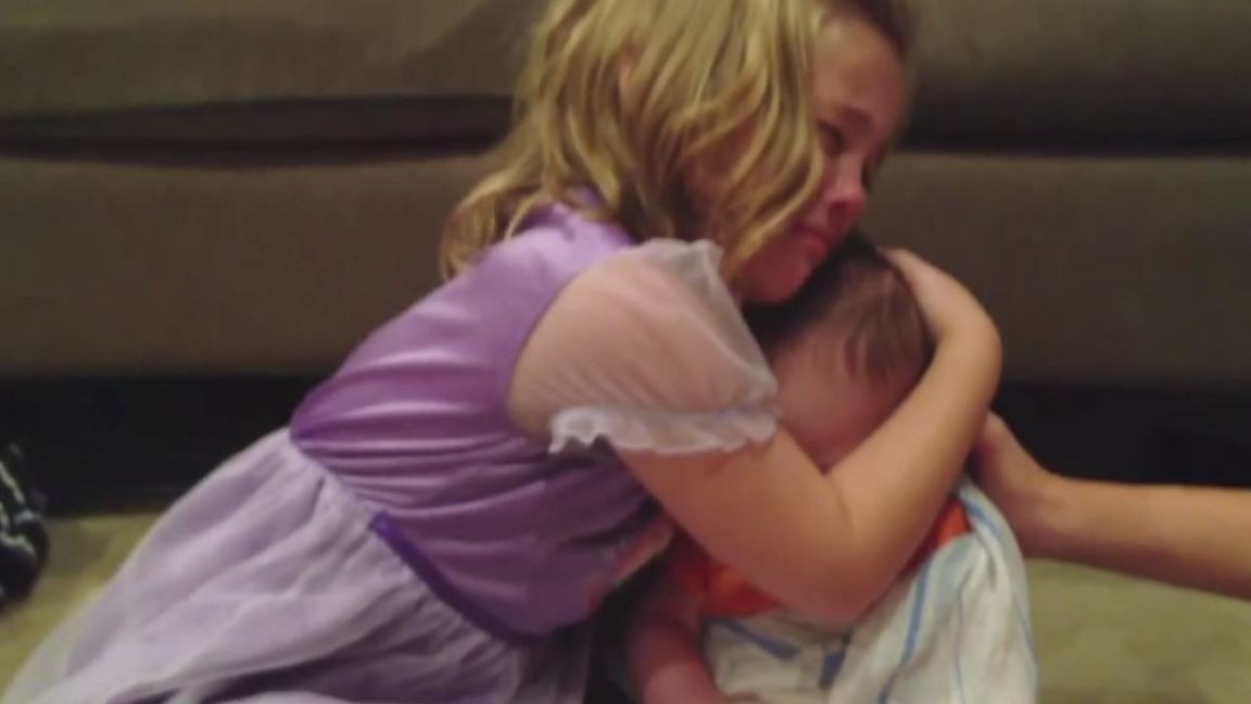 Imaginile care au impresionat o planeta. O fetita din SUA nu vrea ca fratiorul ei sa creasca. VIDEO