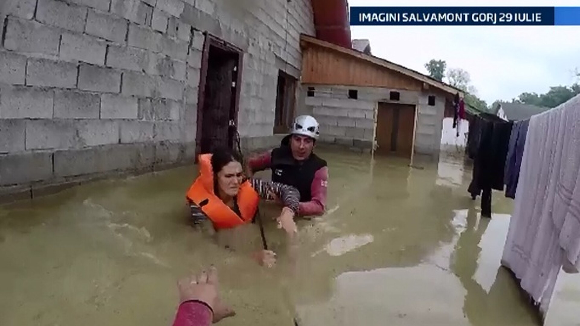 Au retrait spaima din momentul in care au navalit apele. Sinistratii din Novaci au revenit la casele pline cu namol