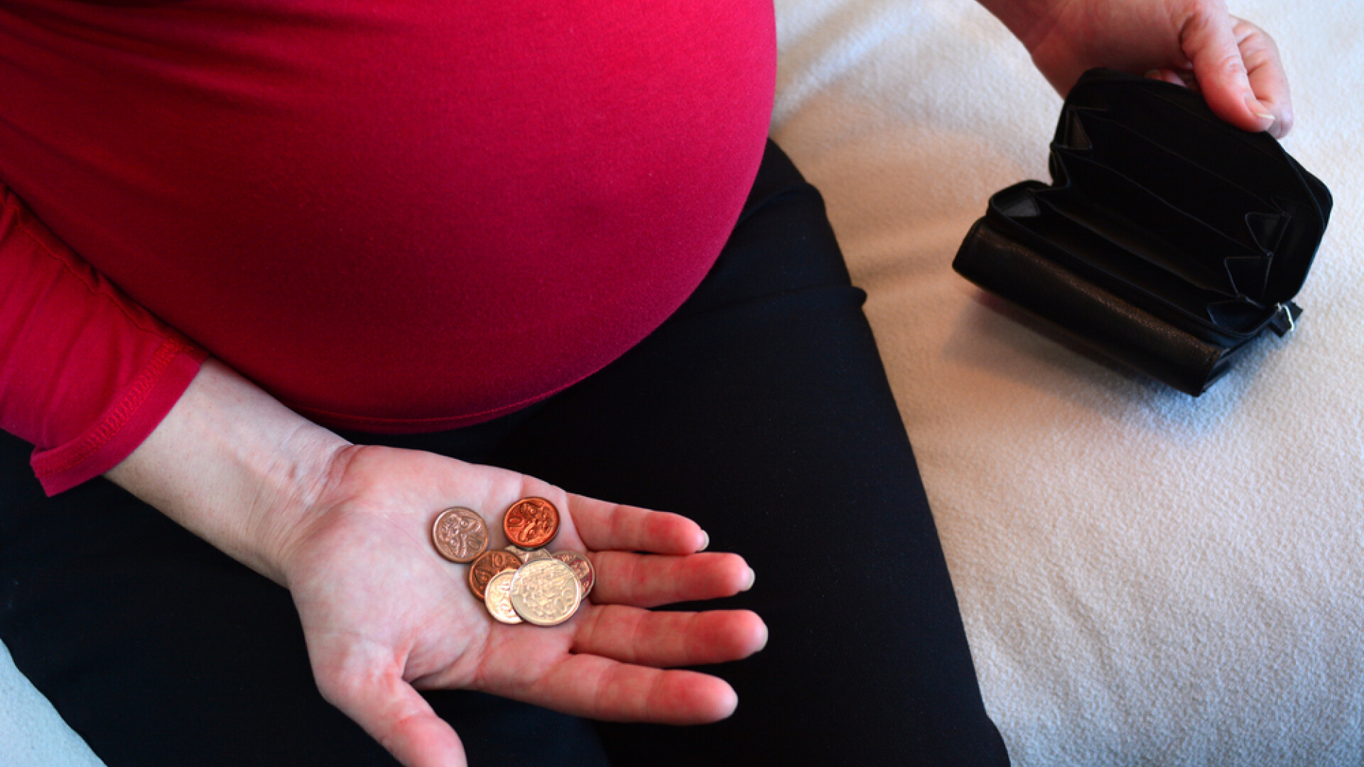 Guvernul Ponta iarta de pacate si de datorii mamele si pensionarii. 12.000 de femei sunt pe lista ministerului Muncii