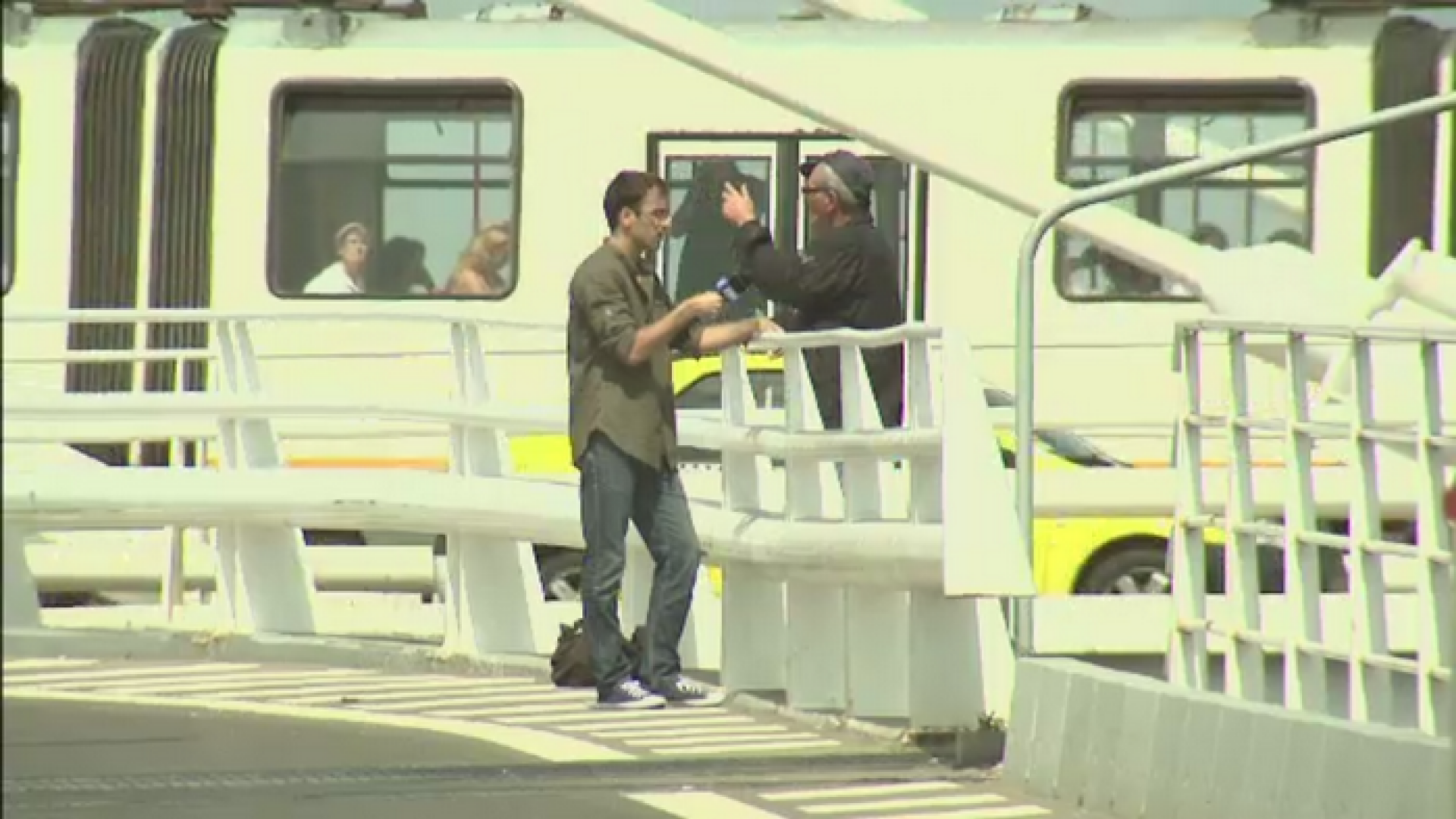 Un barbat a amenintat ca se va arunca de pe Podul Basarab. Cum a incercat reporterul PROTV Daniel Nitoiu sa-l salveze