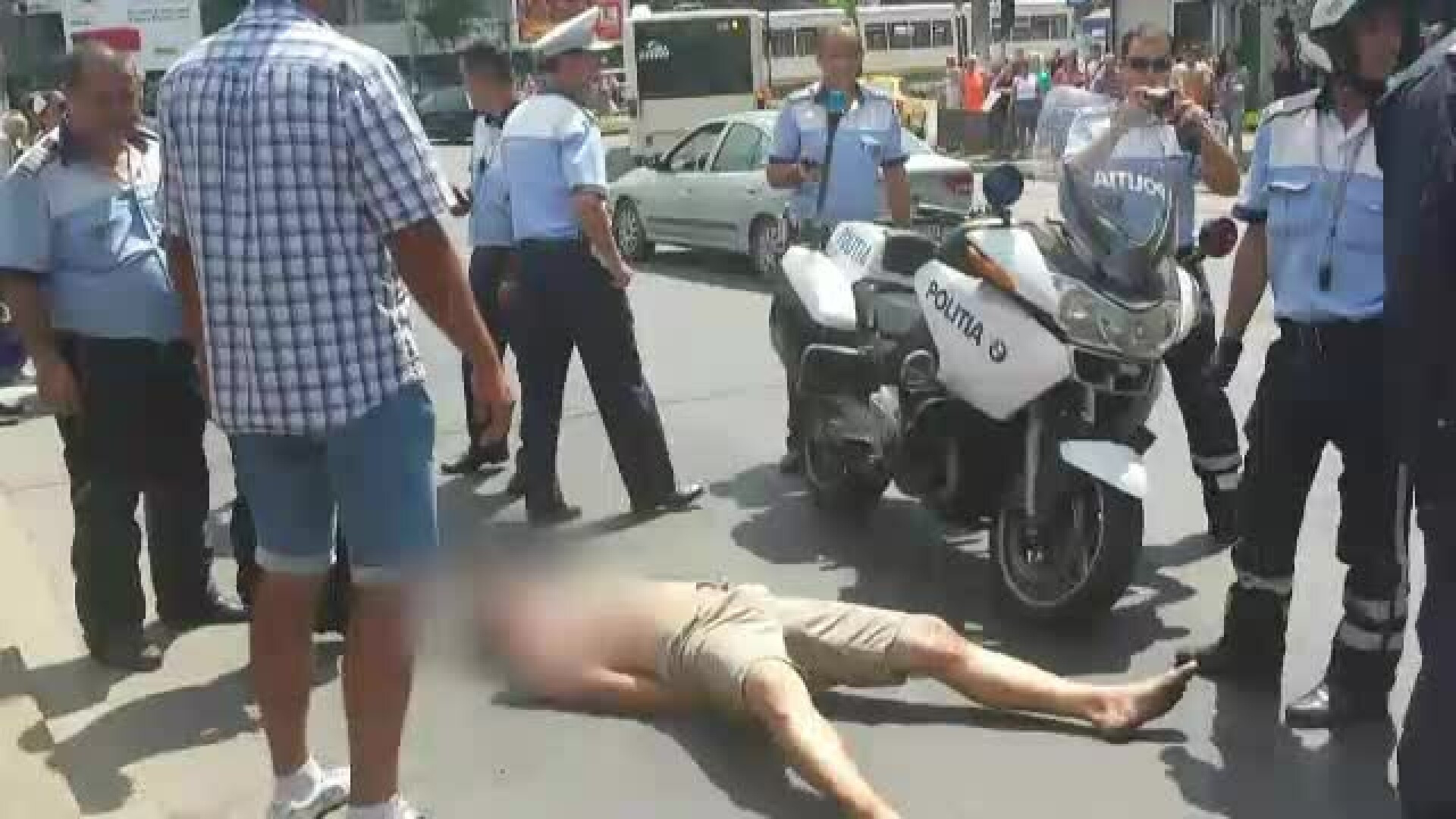 Un barbat a provocat un adevarat circ in Bucuresti. S-a asezat pe linie, a vandalizat o masina si s-a batut cu politistii