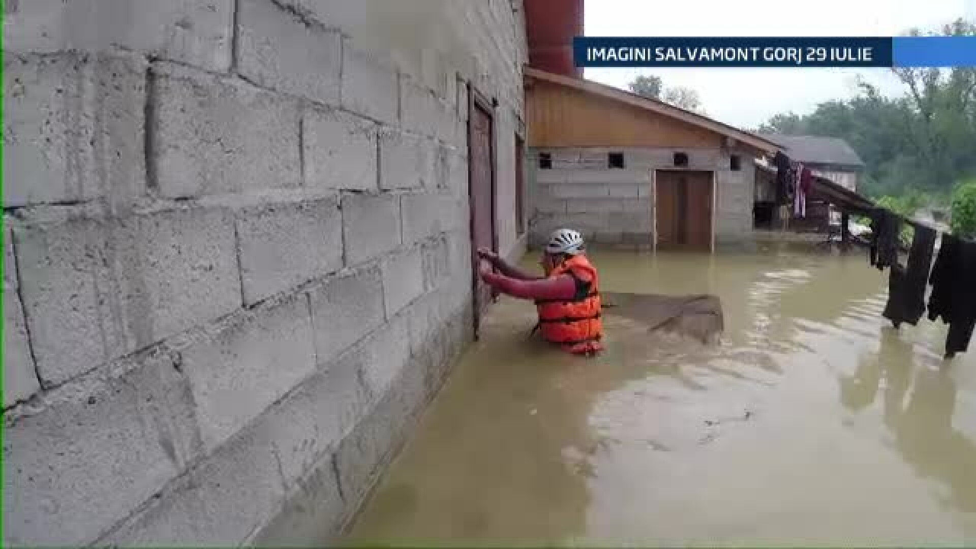 Oamenii din Novaci plang, dar in acelasi timp sunt fericiti ca mai traiesc: "Au legat funia de un zid, ne-au luat pe sus"