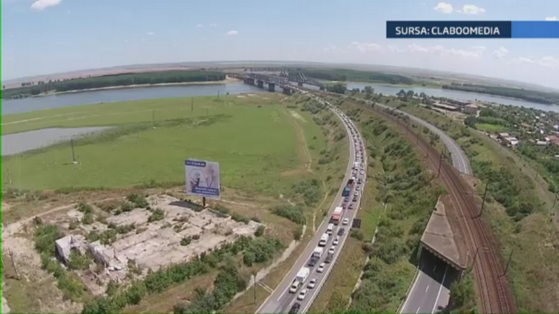 Guvernul n-are solutii pentru cozile de pe autostrada, asa ca alege sa piarda banii. Ce rezolva de fapt ridicarea barierelor