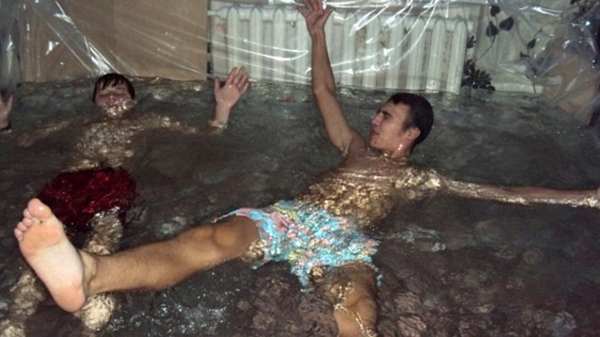 Solutia gasita de niste tineri pentru a scapa de canicula. Imaginile au devenit virale pe internet