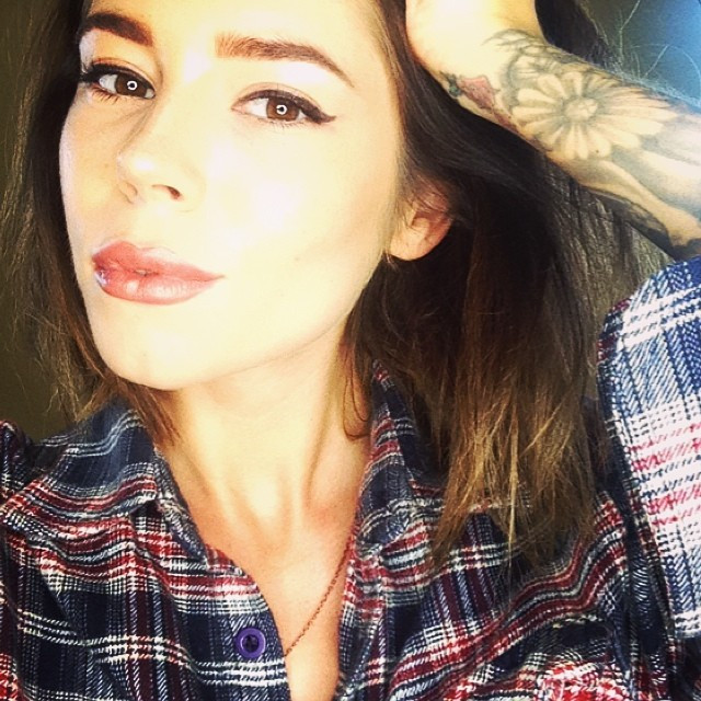 Tricou pictat pe un fotomodel topless. Modul inedit in care o echipa de fotbal a prezentat echipamentul noului sezon. VIDEO