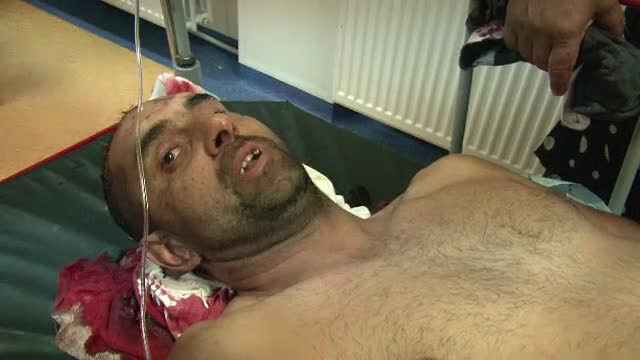 Lupte cu sabii si topoare in plina strada, in Suceava: "I-a despicat pe unul la umar, capul; au venit sa omoare". VIDEO