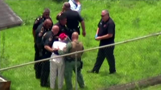 O batrana de 90 de ani a tinut la respect o echipa speciala a politiei din Texas. Femeia era inarmata cu o pusca