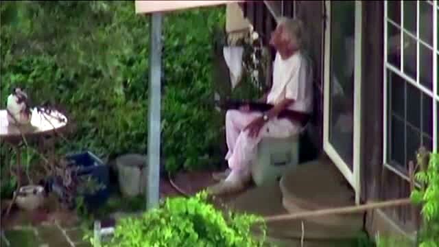 O batrana de 90 de ani a tinut la respect o echipa speciala a politiei din Texas. Femeia era inarmata cu o pusca