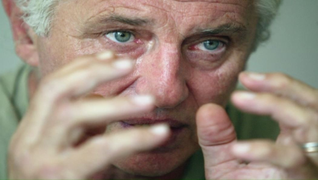 Trupul neinsufletit al lui Szobi Cseh, depus la capela cimitirului Bellu. Presedintia si Guvernul au trimis coroane de flori