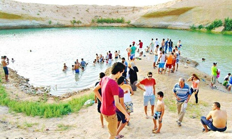 Lacul misterios care a aparut peste noapte in desert. Sute de turisti au venit sa vada minunea: apa isi schimba culoarea