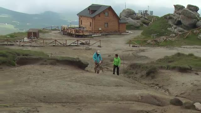 Cum arata cuplul care traieste pe crestele Bucegilor, langa Sfinx. Femeia nu a mai coborat in vale de 18 ani