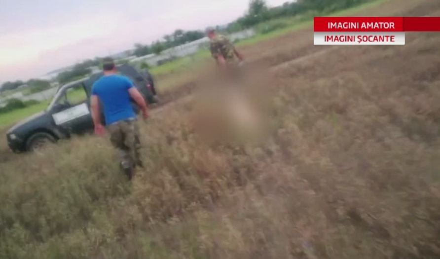 IMAGINI cu puternic impact emotional: momentul in care un maidanez este ucis cu o lovitura de bocanc. Martor, un politist