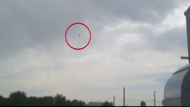 Momente de panica pe aerodromul din Arges. Oamenii au privit cum o parasuta cade din cer si s-au gandit la ce e mai rau