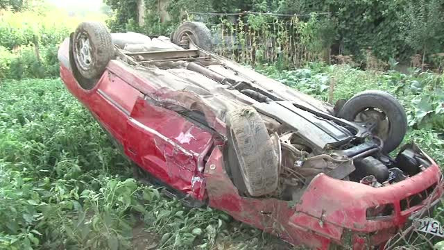 Masina derapata in straturile cu varza ale unui gospodar. Este pentru a patra oara cand vitezomanii distrug recolta omului