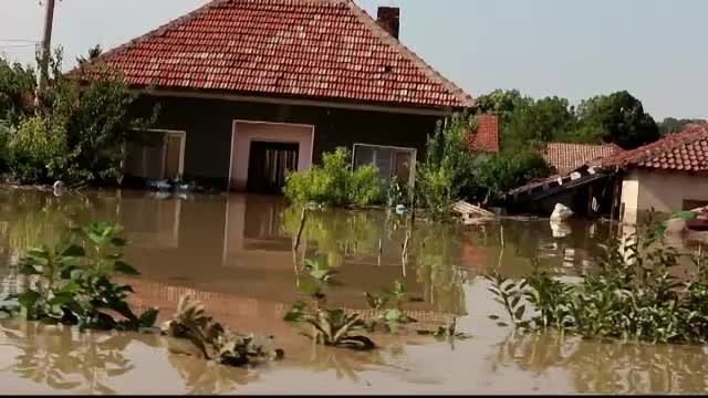 Inundatii de proportii in Bulgaria. Doi morti, zece persoane date disparute si alte sute de localnici salvati la limita