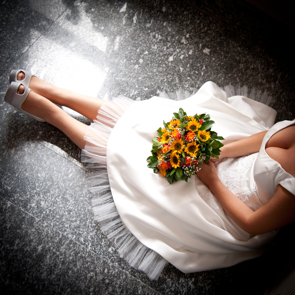 O femeie a fost arestata imediat dupa ce a pus pe Facebook poze de la nunta ei. Ce secret au dezvaluit acestea