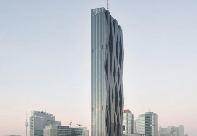 Teroare la 144 de metri inaltime. Doi muncitori, suspendati pe o platforma in afara celei mai inalte cladiri din Viena