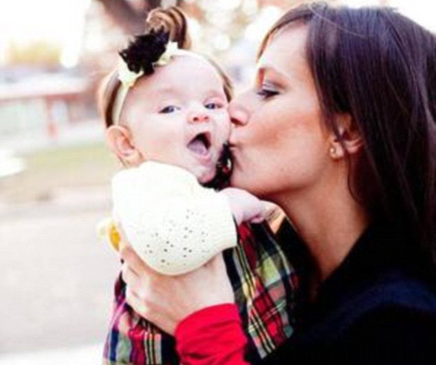 O fetita de 11 luni a murit dupa ce mama ei a uitat-o in masina parcata la soare. Cum explica familia tragedia