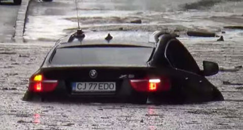 Liderul PSD pe care inundatiile l-au surprins intr-un BMW X6. A fost nevoie de un utilaj pentru a iesi din apa