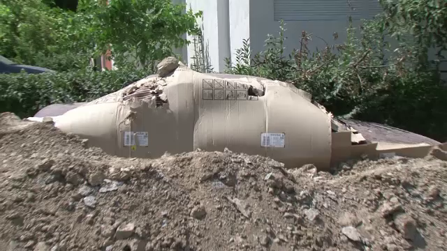 Au sapat un sant si au "ingropat" o masina. Povestea cu iz de banc si final cu daune mari a unor muncitori din Tulcea