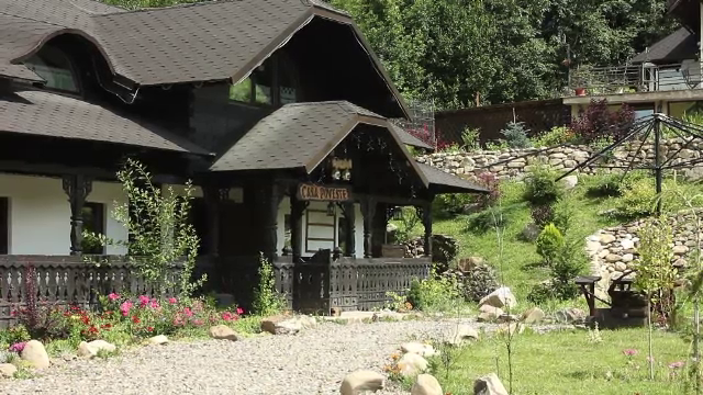 Familia care a indraznit sa cumpere 3 case traditionale din Bucovina cu 500.000 EURO. "Casa Poveste", poarta spre o alta lume