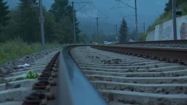 A supravietuit impactului, cu o mana si un picior taiate, dar a murit la spital. Tragedie pe peronul garii din Sinaia