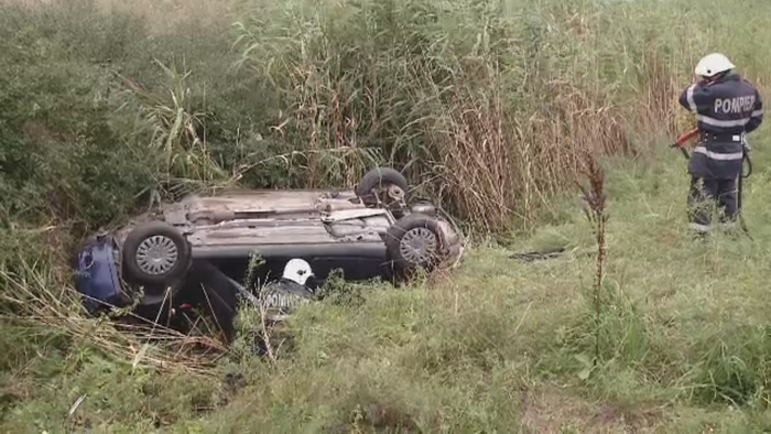 A plonjat cu masina direct intr-un sant. Norocul pe care l-a avut o soferita turmentata