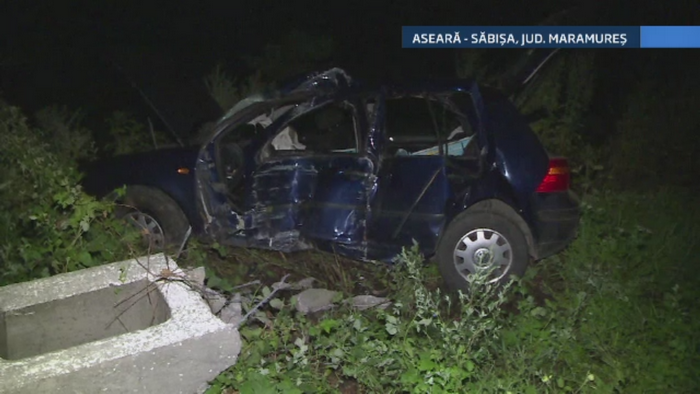 Cinci tineri din Maramures si-au vazut moartea cu ochii. Masina in care se aflau s-a infipt intr-un stalp de electricitate