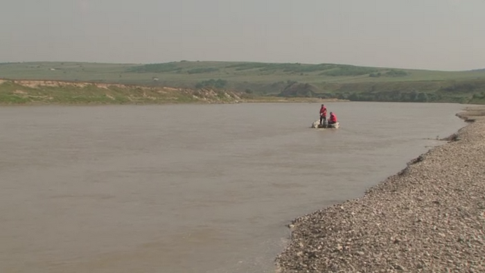Dupa o zi caniculara, a facut greseala sa se racoreasca in Siret. Pompierii de la ISU cauta de 2 zile trupul unui baiat